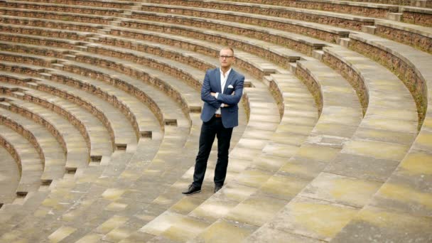 Homme d'affaires permanent à l'amphithéâtre vide — Video