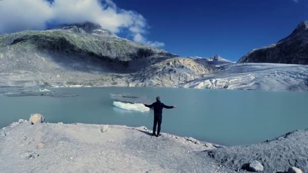 Hombre parado solo en el panorama de las montañas glaciares — Vídeo de stock