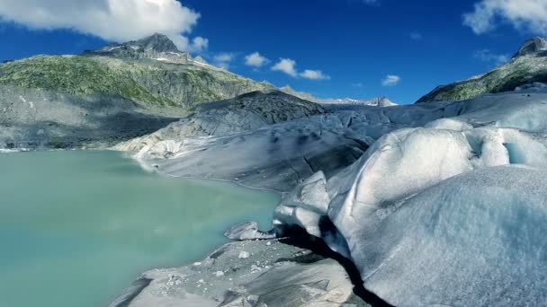 Hombre parado solo en el panorama de las montañas glaciares — Vídeo de stock