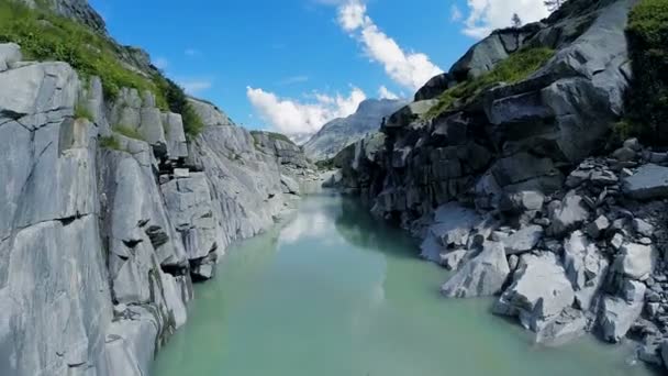美しい峡谷で一人で立っている男性 — ストック動画