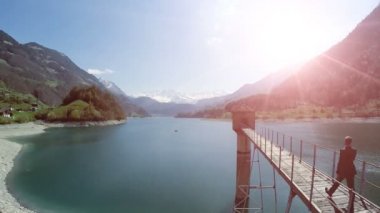 Köprüden yürüyüş işadamı