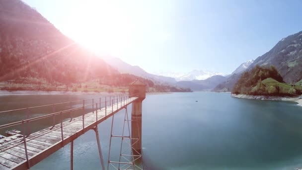 Geschäftsmann läuft über die Brücke — Stockvideo