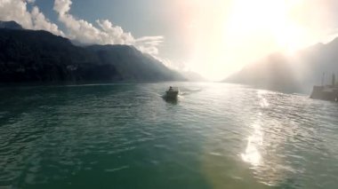 Adam büyük gölde tekne sürüş