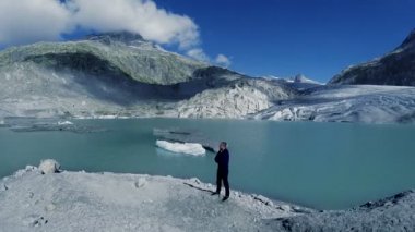 Buzul dağ panorama içinde tek başına duran adam