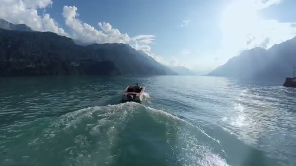 Homme conduisant bateau à moteur sur le grand lac — Video