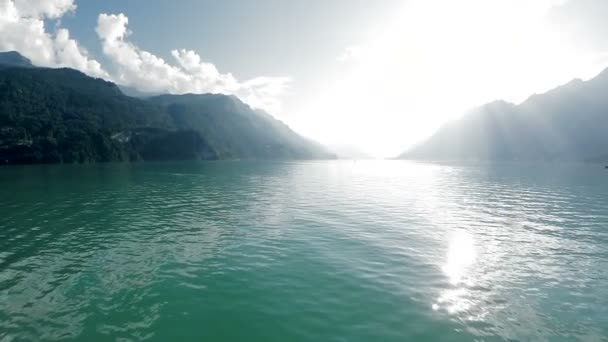 Человек за рулем моторной лодки по большому озеру — стоковое видео