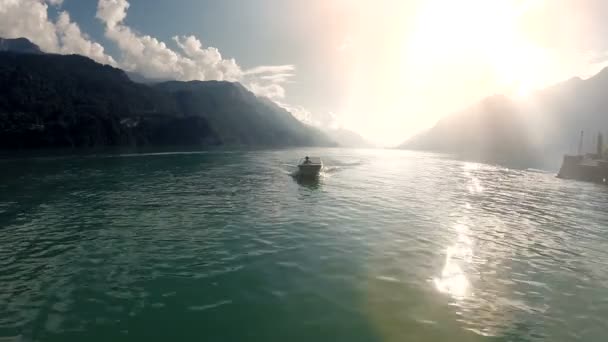 Homme conduisant bateau à moteur sur le grand lac — Video