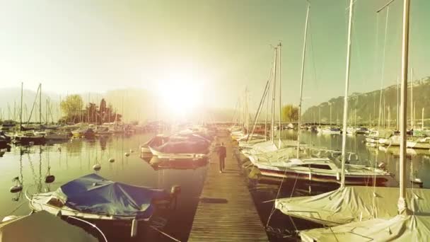 ヨットやボートの間で歩く若いビジネスマン — ストック動画