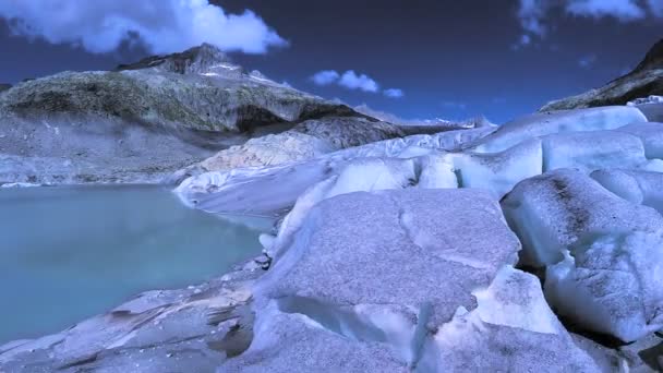 Uomo in piedi da solo nel panorama montano del ghiacciaio — Video Stock