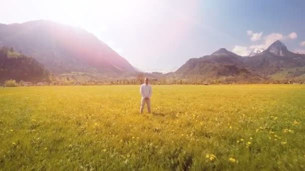 Hombre de pie en el campo de hierba — Vídeo de stock