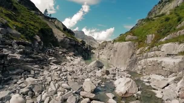 Man standing alone in beautiful canyon — Stock Video