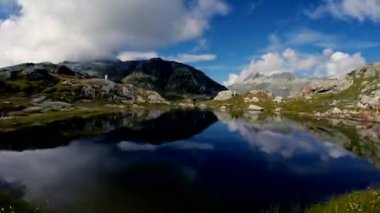 Adam yetiştirme göl üzerinde eller