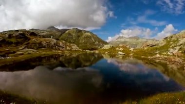 Dağ Gölü kıyısında yürüyüş uzun yürüyüşe çıkan kimse