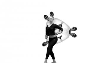 Genç kadın modern dans hamle gösterilen
