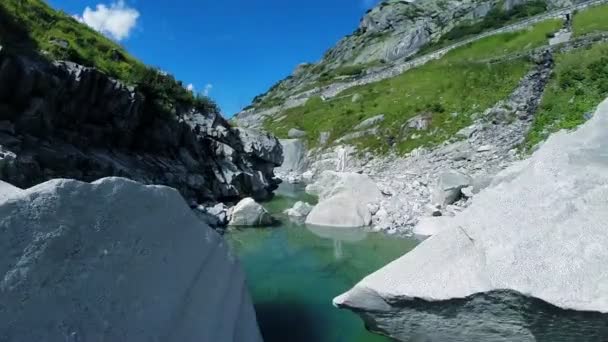 Man standing alone in beautiful canyon — Stock Video