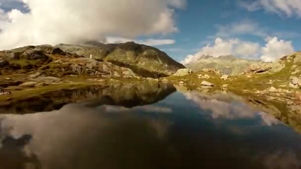 湖の上に手を上げる男 — ストック動画