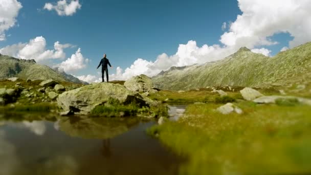 Hombre levantando las manos sobre el lago — Vídeos de Stock