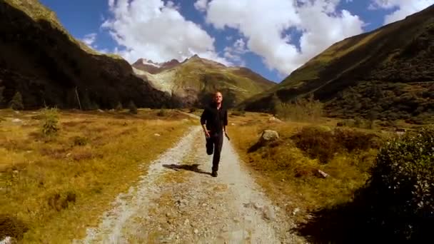 निसर्ग रस्त्यावर धावत तरुण माणूस — स्टॉक व्हिडिओ