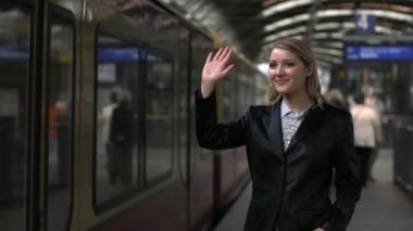 Çıkış yapan tren elini sallayarak kadın