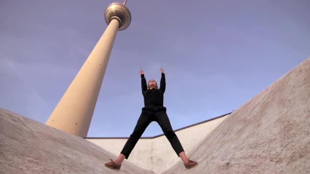 Unbekümmerte Frau hob die Hände in die Luft — Stockvideo