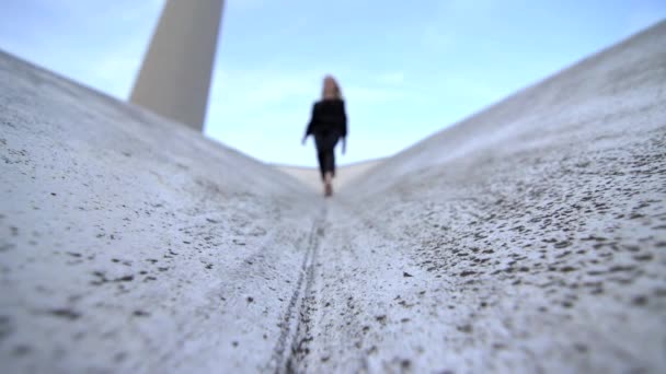 Woman walking on the top of a roof — Stock Video