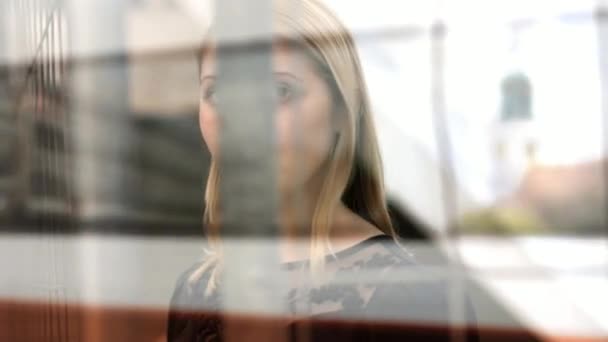 Triste femme regardant dans le train qui passe — Video