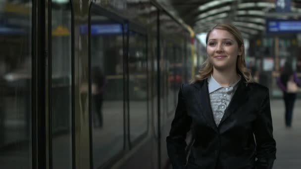 Женщина машет рукой уходящему поезду — стоковое видео