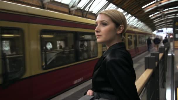 Kvinna som tittar på den avgående tåg — Stockvideo