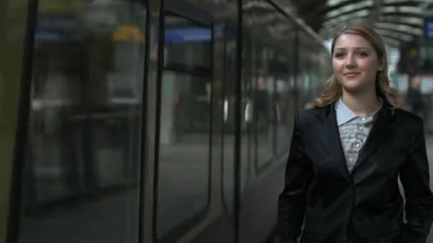 Mujer mirando el tren que sale — Vídeos de Stock