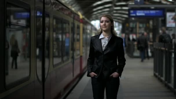 Mujer mirando el tren que sale — Vídeos de Stock