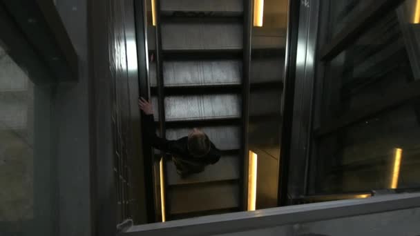 Kvinna reser på rulltrappan på plattformen för järnväg — Stockvideo