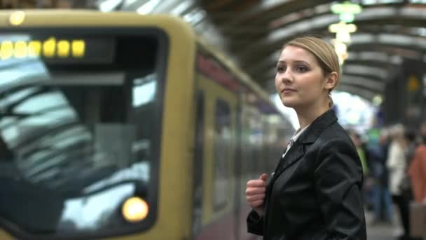 Mujer esperando el tren — Vídeos de Stock