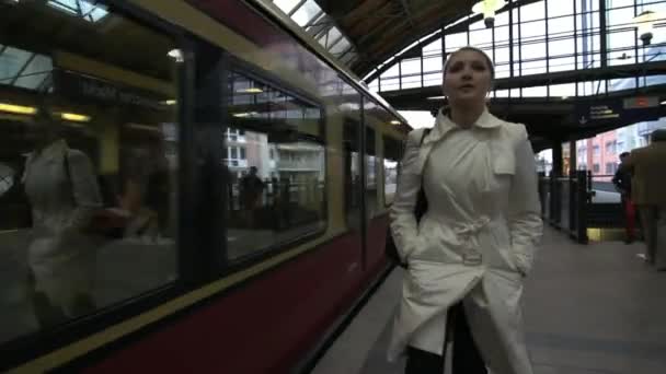 Frau läuft am Bahnsteig entlang — Stockvideo