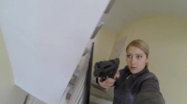 Merdivenlerde silah kadınla