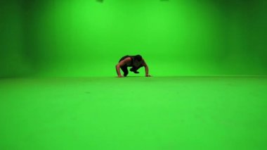 adamın duvara tırmanma