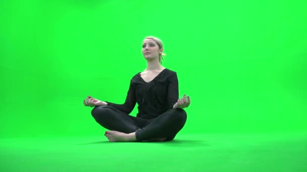 Mujer haciendo yoga — Vídeo de stock