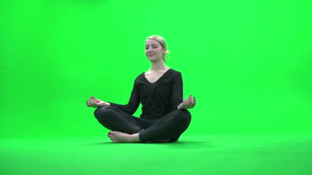 Mujer haciendo yoga — Vídeos de Stock