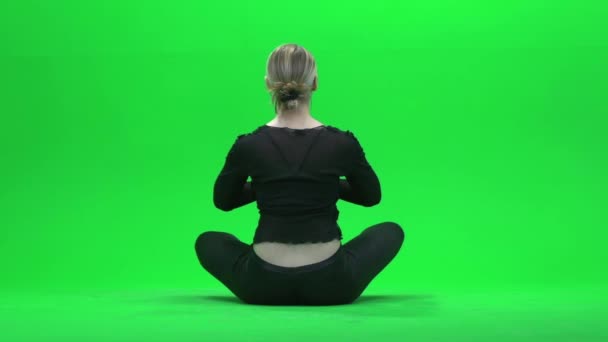 Vrouw doet yoga — Stockvideo