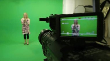 Kameraya konuşan kadın oyuncu