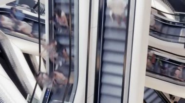 insanlar alışveriş merkezinde yürüyen merdiven üzerinde