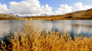 Göllü dağ manzarası