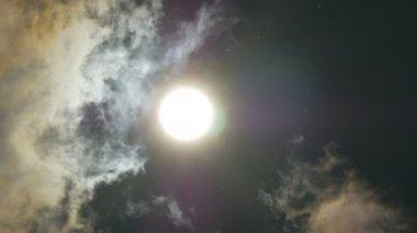 Güneşin ve bulutların üzerinde sky