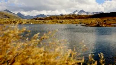 Göllü dağ manzarası