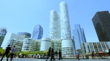 İnsanların önünde modern binalar geçiş