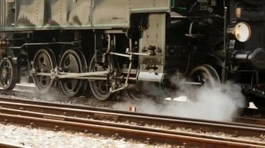 Tren rayların üzerinde sürüş