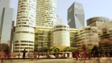 Caddesi üzerinde yürüyen insanlar