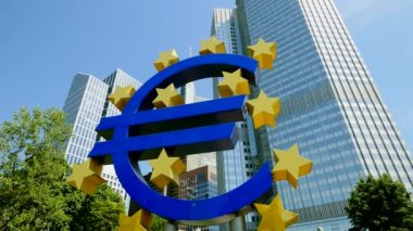 Bankanın önündeki Euro işareti