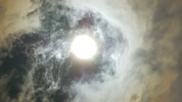 Sol y nubes en el cielo — Vídeos de Stock