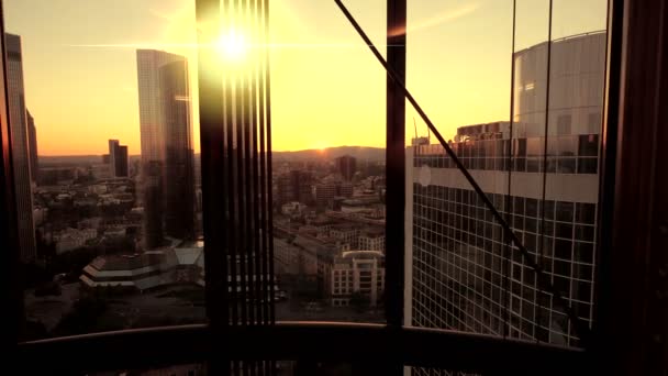 Fensterblick vom Bürogebäude — Stockvideo