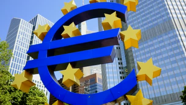 Euro σήμα μπροστά από την τράπεζα — Αρχείο Βίντεο